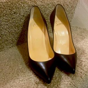 Louboutin Apostrophy Pointed black pumps.